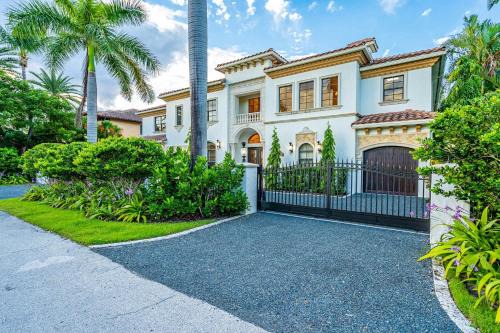 Fort Lauderdale Mansion with Private Pool & Hot Tub - Perfect for Families