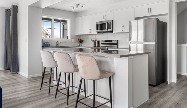 FREE Banff Pass, 4BR Townhome, Sleeps 10, Garage