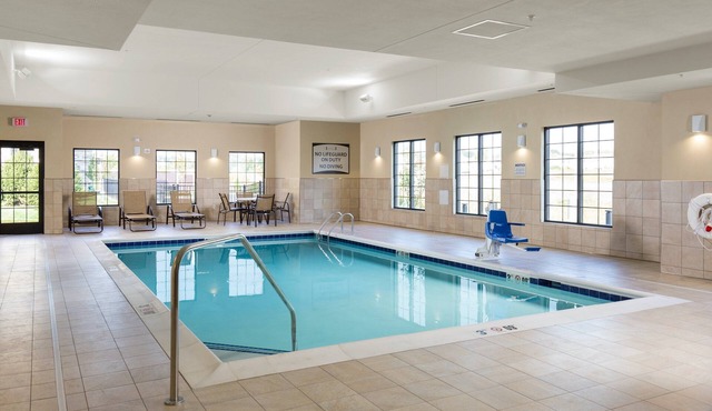 Free Breakfast & Pool Access. King Studio Near Ohio State University!