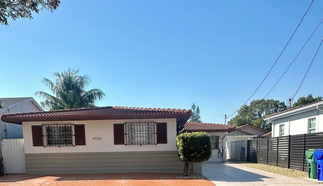 Fully renovated 2-bedroom house in Coral Gables with AC, WiFi
