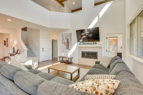 Furnished Deck & Hot Tub: Chic Granby Home!