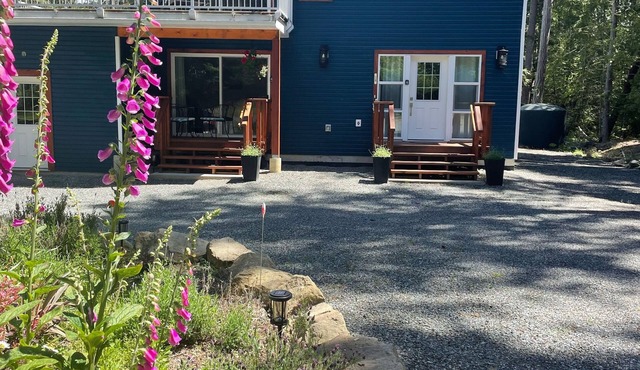 Gabriola Large Private Suite & Hot Tub