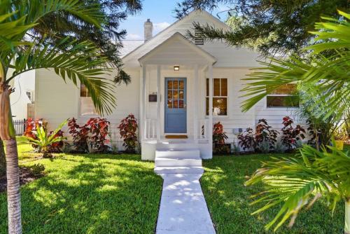 Garden Oasis with Pool and Cabana mins to Beach