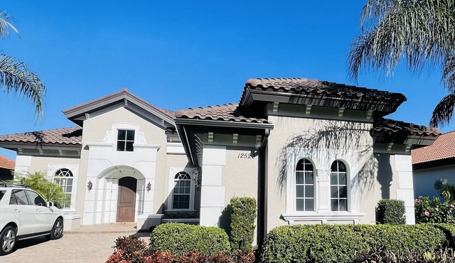 Gated Community Executive Home with Pool and Hot Tub! Private Golf, Tennis CC