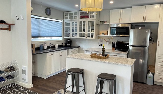 Gateway to Rocky Mountains w swimming pool hot tub & beach 28 day minimum stay