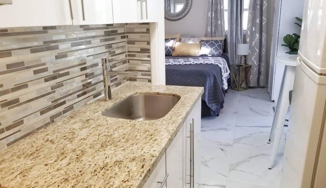 Glam Private Studio 4 Miles from Beach
