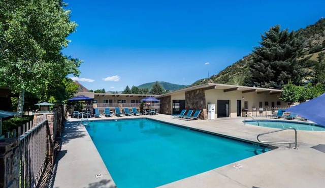 Glenwood Springs Retreat Close to Hiking | Scenic Spots, & Golf | Free Breakfast