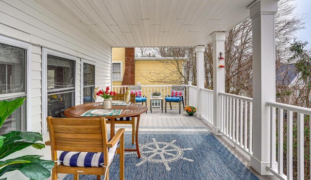 Gloucester Large 2-Room Studio, Full Kitchen, Deck