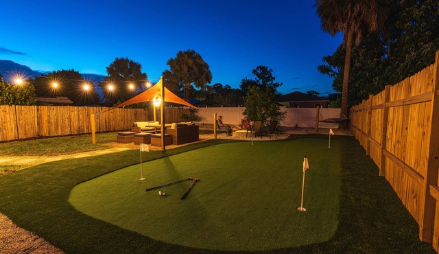 "Golfers Paradise" Updated house with HUGE backyard, mini golf, fire pit,Hammock