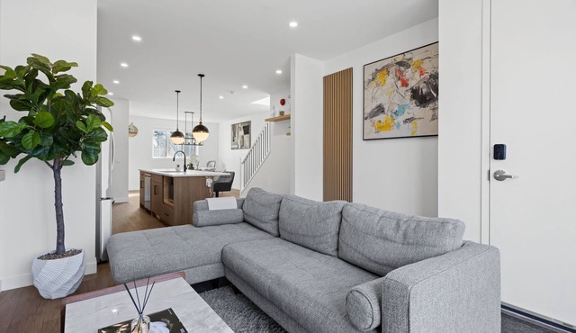 Gorgeous 6BR Luxury Home | Downtown Views