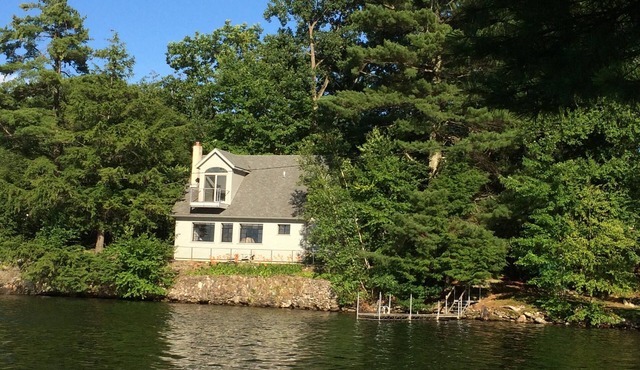 Gorgeous lakefront home close to Burlington!