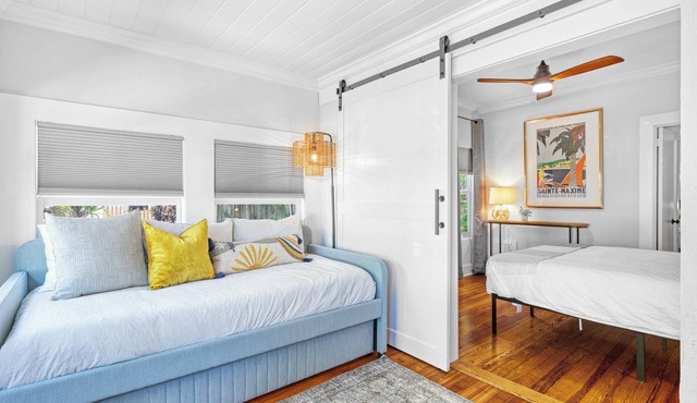 Gorgeous Paradise House with Three Studios Attached!