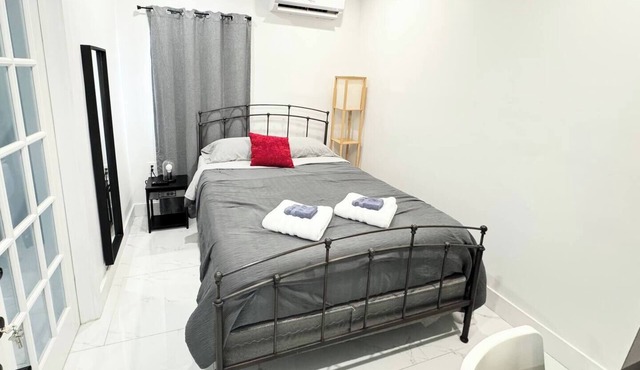 Gorgeous Private Room, Near the Airport - Free Parking