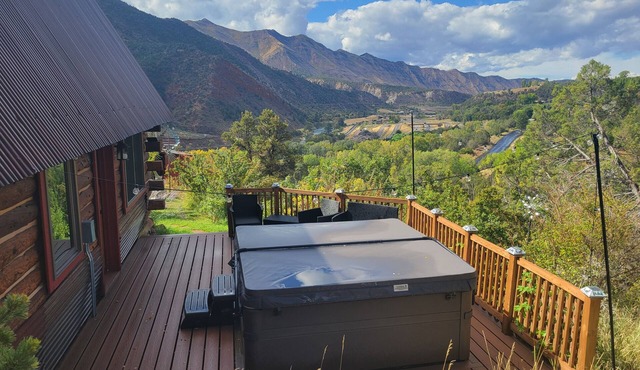 Gorgeous views and hot tub in 1-bedroom cabin located in Glenwood Springs