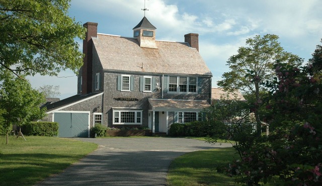 Gracious home 200 yards to private beach