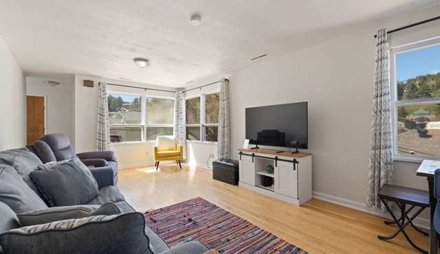 Grand Cozy Retreat in Downtown Lead