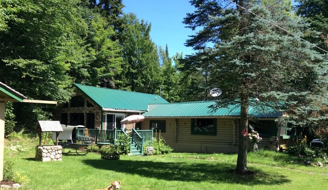 Great Adirondack waterfront cottage w/fireplace 10mins from Skiing!