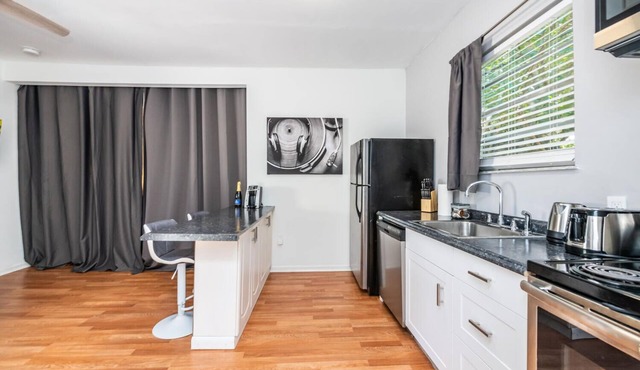 Great cottage in Design District - Renovated - King bed - Sofa bed - Hot tub!