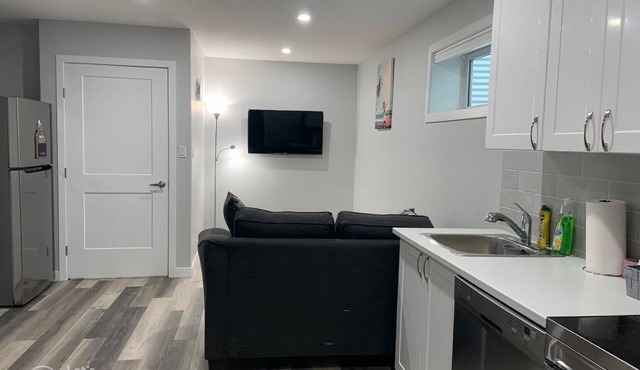 Guest Suite in Regina - Queen Bed