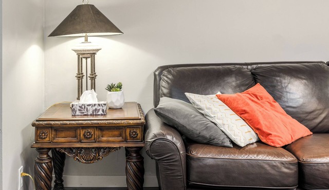 H@Home Newly Renovated 5BR Retreat, Near YYC & Deerfoot Mall – Sleeps 10