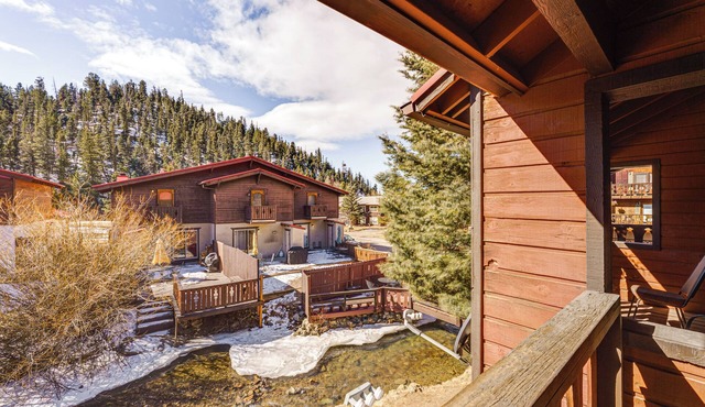 < Half-mi to Red River Ski Area: Townhome w/Patio