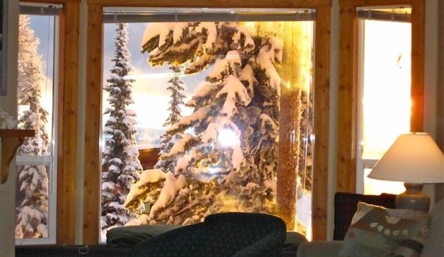Have fun with the Family- Hot coco by the fire & apres ski hot tub!