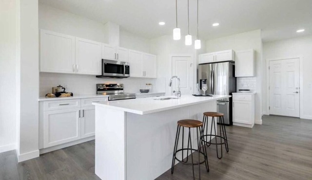 Heartland Stays - Brand New 3 Bed Room Cozy Home with AC, Garage, BBQ