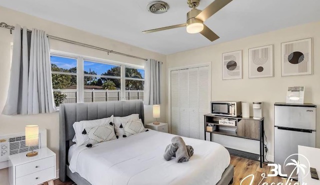 Heated Pool Free Parking BBQ Close 2 FTL Beach!