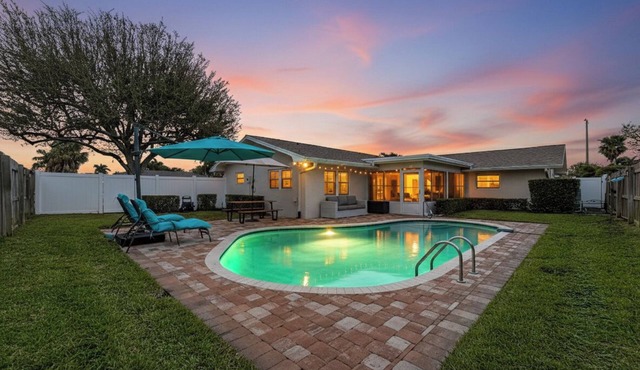 Heated Saltwater Pool Retreat Near PGA Sleeps 8