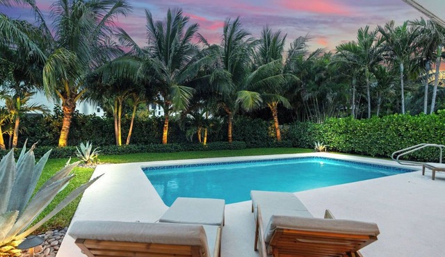 Heated Saltwater POOL + Walk to the Beach + Chair/Umbrella Pass Included