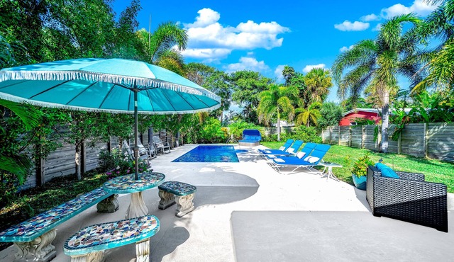 Heated SaltWater Pool! Fire Pit+Walk To Beach!