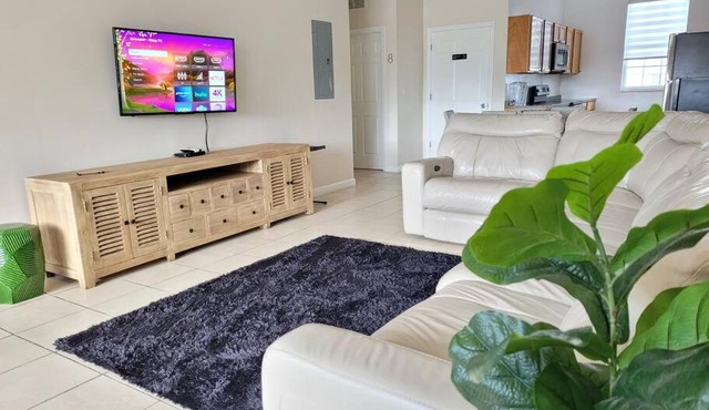 HIDDEN GEM 10 BEDROOMS, SLEEPS 20! 10 MINUTES FROM BEACH, CRUISE PORT, WYNWOOD