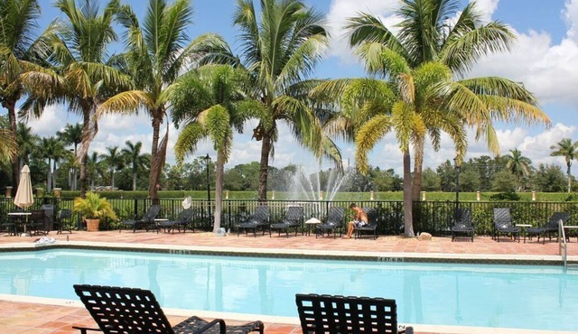 HIDDEN GEM 1st FL 2B2B East Naples 3 mi from beach - Gated w/Amenities Galore