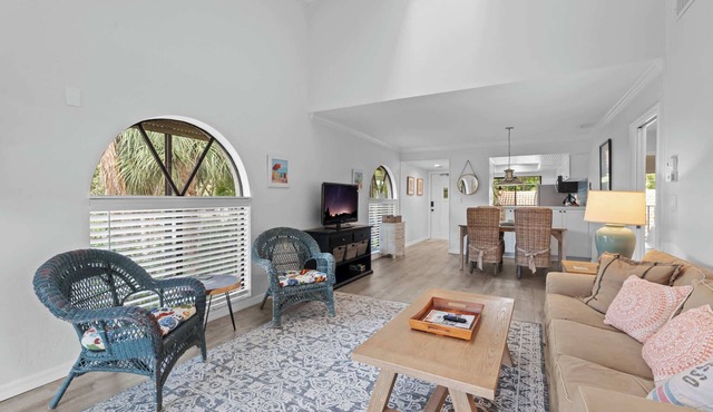 Hidden Gem - Refurbished Central Naples Location