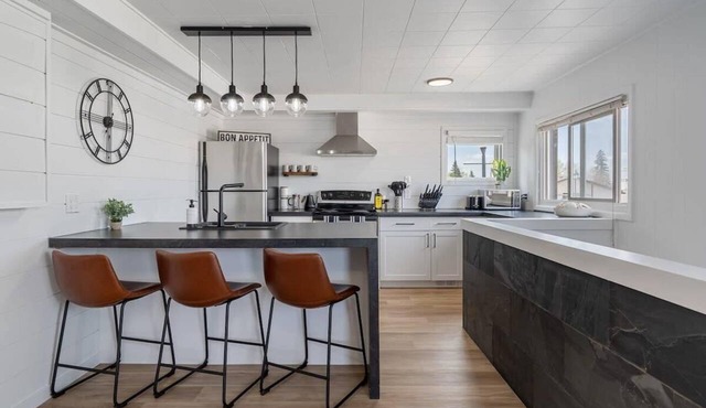 Hidden Loft | 3-Bedroom | Walk to Beach | Sleeps 6