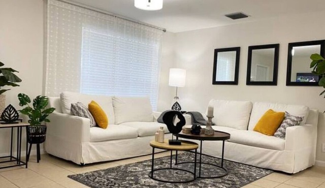 HILLMAN RETREAT.★ 3. NEAR BEACHES/PGA/DOWNTOWN/ROGER DEAN/HOT TUB