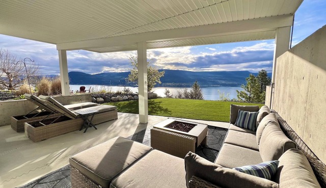 Hillside Cottage With Panoramic Lake View!