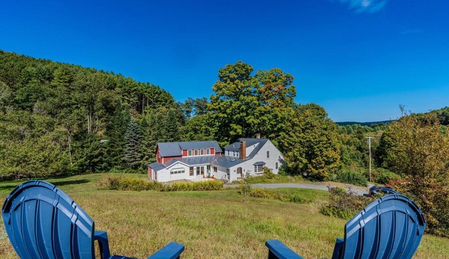 Hillside Farmhouse, Updated & Pet-Friendly