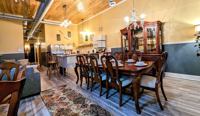 Historic Centralized Victorian Downtown Condo Close To All Tourist Attractions