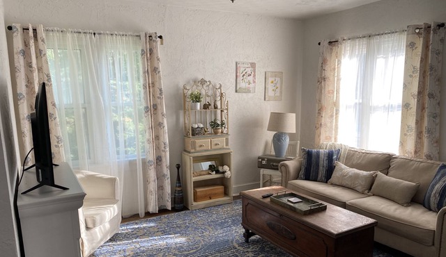 Historic Cottontail Cottage near Downtown