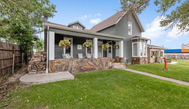 Historic Outside, Comfort Inside – Downtown Custer Retreat