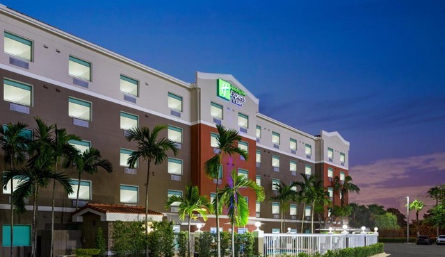 Holiday Inn Express & Suites Pembroke Pines-Sheridan St by IHG