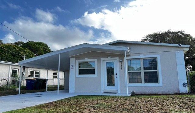 Home near the Beach w/Hot-tub and Movie Room