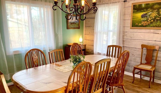 Homey Cottage- Close to Attractions- 3 bedrooms- Sleeps 10-13
