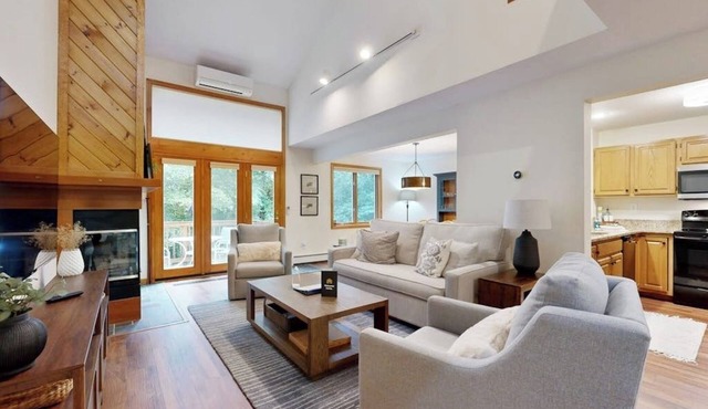 Homey Mountain Retreat: close to skiing and all season outdoor adventures