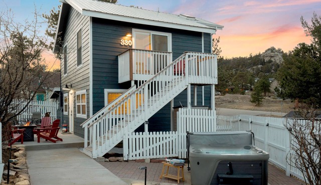 Hot Tub Fire Pit Walk to Downtown Estes & Stanley Hotel Historic Renovated 1928 Cottage