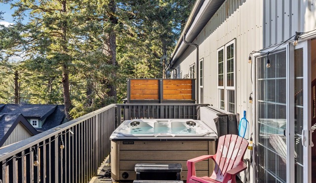HOT TUB ~ Pacific Paradise Loft on the Beach ⎮Hummingbird