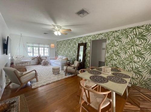 Hot tub, tiki bar, outdoor shower, near Intercoastal Waterway!