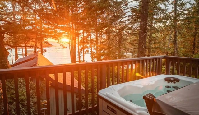 HOT TUB w/Ocean Vistas & Family Friendly Beach ⎮Storm Watcher