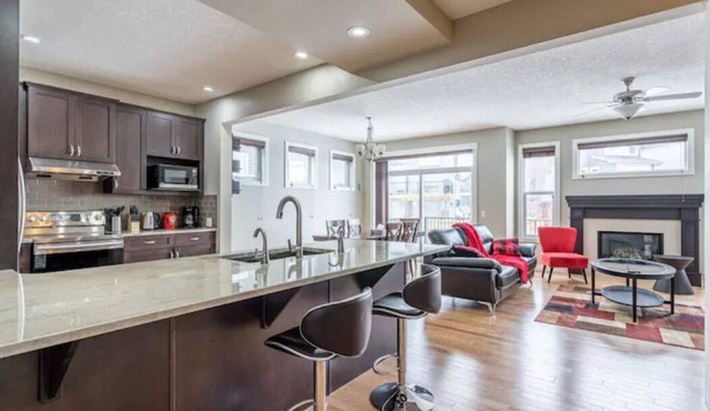 House on a Hill: 3Bdrm with Private Playground & New Appliances